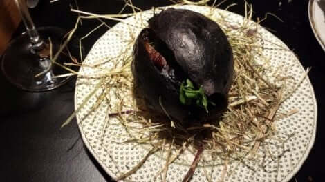 Piatto con cipolla nera.