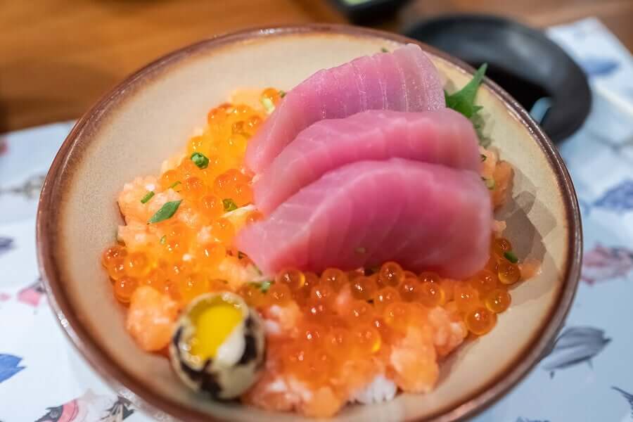 Mangiare tonno crudo.