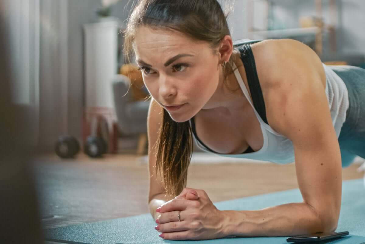 Plank tra gli esercizi di bodyweight training.