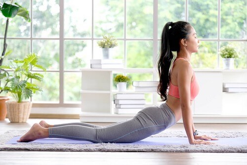 Praticare yoga in casa.