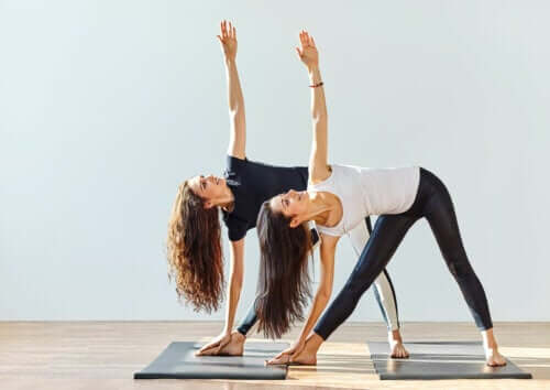 Praticare lo yoga: un aiuto contro l’osteoartrite?
