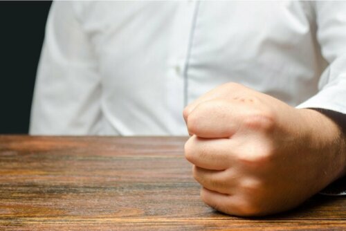 Uomo con pugno per attacchi di rabbia.