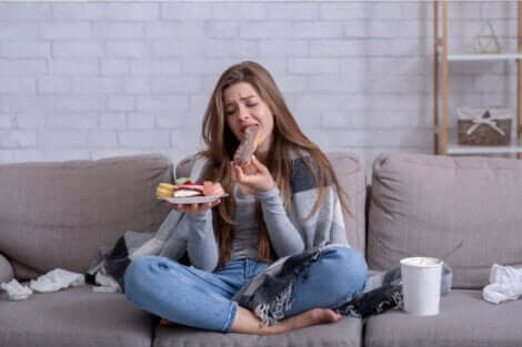 Evitare di mangiare davanti alla tv è un modo per vincere la fame emotiva.