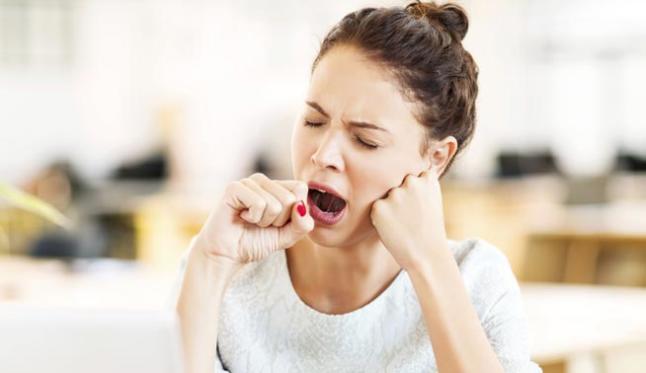 Perché sbadigliamo: ragazza che sbadiglia.
