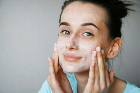 Benefici dei peptidi per la pelle: donna che si applica una maschera.