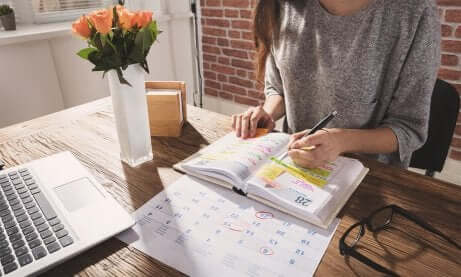 Ragazza con agenda.