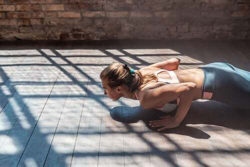 Ragazza che fa le flessioni.