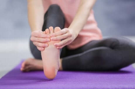 Ragazza che si massaggia il piede.