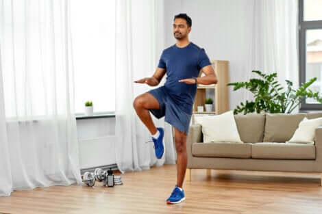 Ragazzo che fa sport in casa.