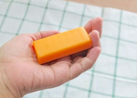 Sapone alla papaya in mano.