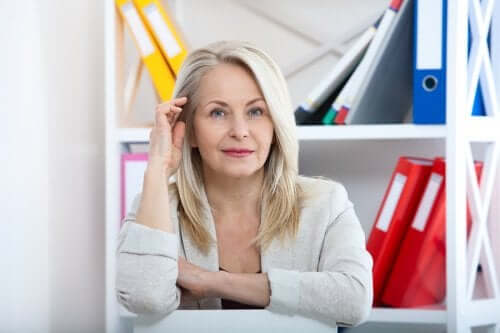 Signora con capelli bianchi che affronta climaterio e menopausa.