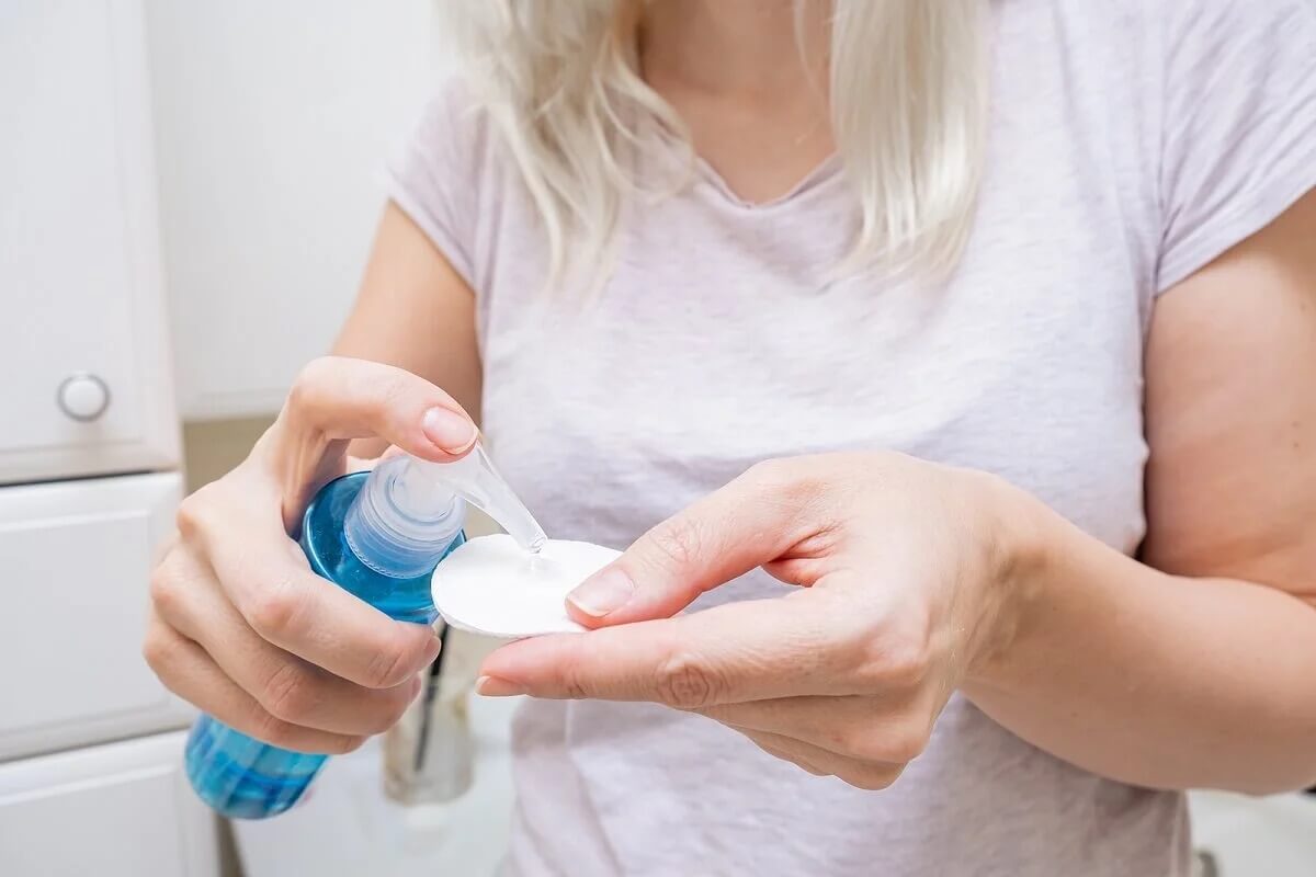 Struccarsi dischi di cotone.