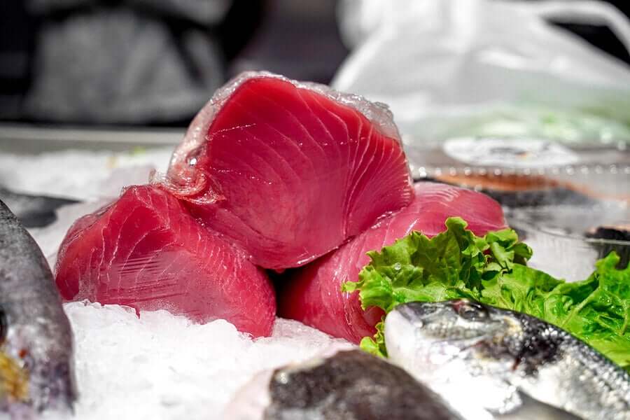 Mangiare tonno crudo.
