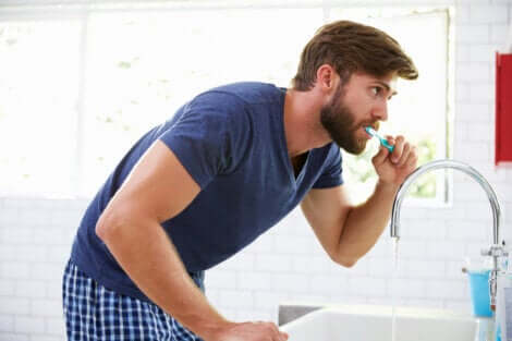 Uomo che lava denti.