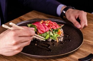Mangiare il tonno crudo: è sicuro?
