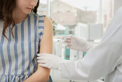 Ragazza si sottopone al vaccino antinfluenzale.