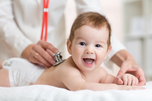Visita pediatrica per un neonato.