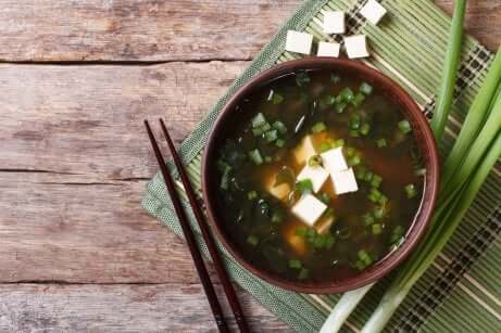 Umami e zuppa orientale e bacchette.