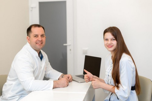 Adolescente durante una visita.