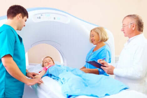 Bambino tomografia con dottori. 