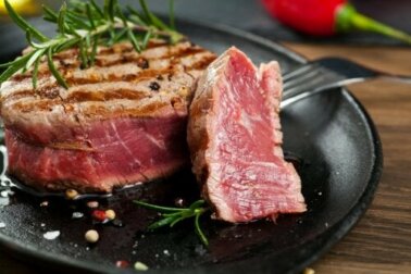 Cibi poco cotti: sono dannosi per la salute?
