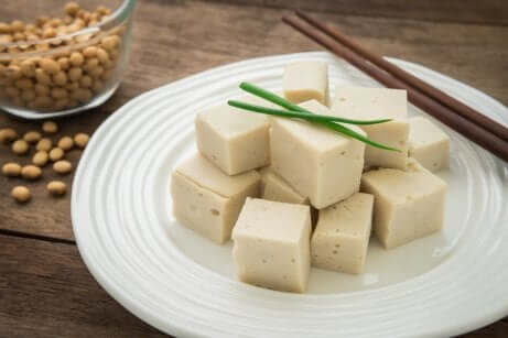 Piatto di tofu per cena.