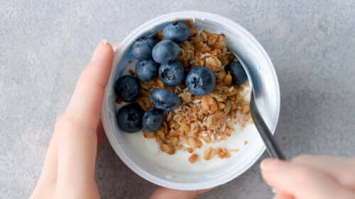 Cena a base di frutta o yogurt: è salutare?