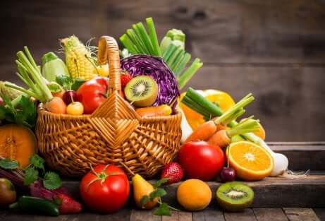 Cesto di frutta e verdura.