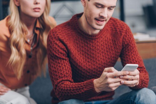 Controllare il cellulare del partner.