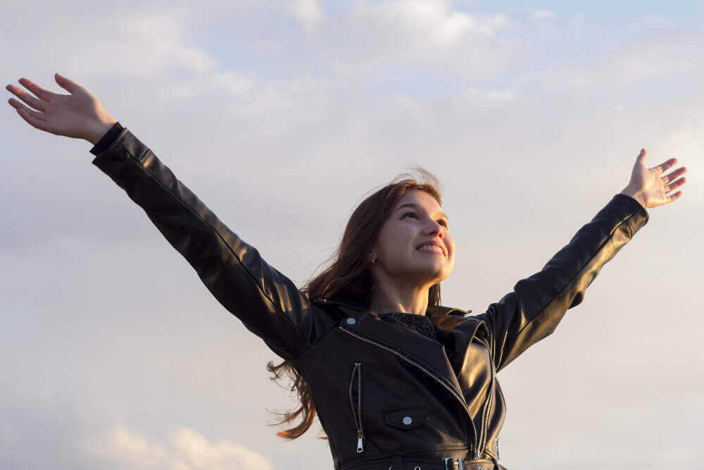 Donna con braccia aperte.