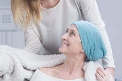 Donna che si sottopone a chemioterapia.