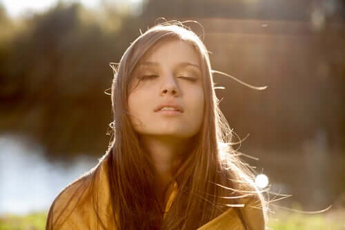 Donna chiude gli occhi.