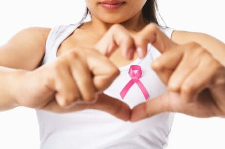 Donna con fiocco rosa.
