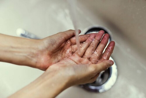 Lavare le mani sporche.
