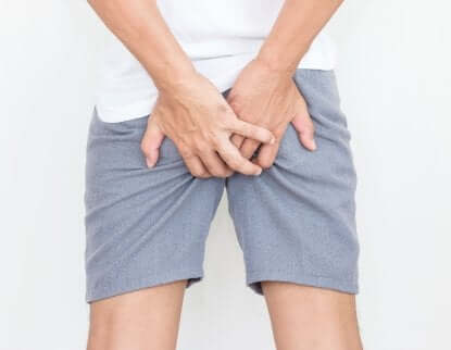 Uomo con prurito allo ano.