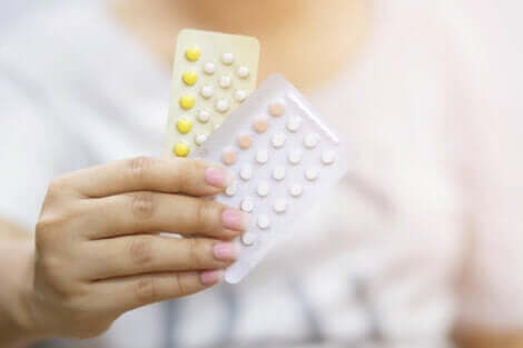 Assumere la pillola per combattere i dolori mestruali.
