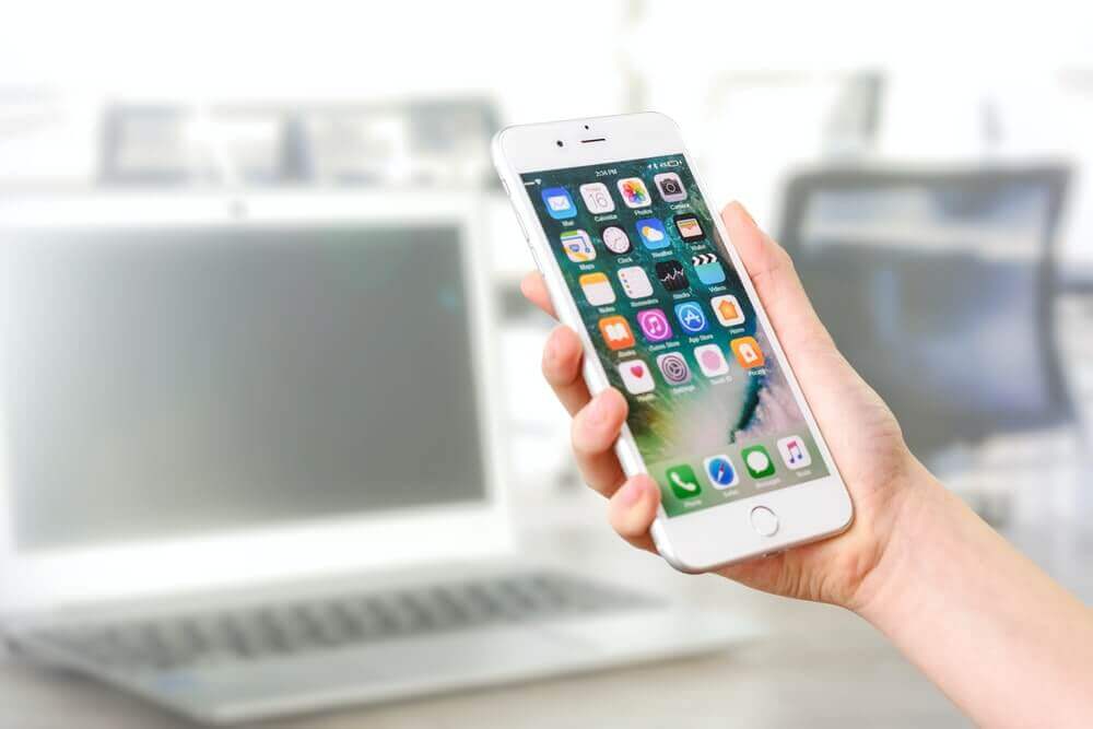 Persona con cellulare in mano.