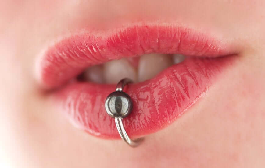 Piercing al labbro.