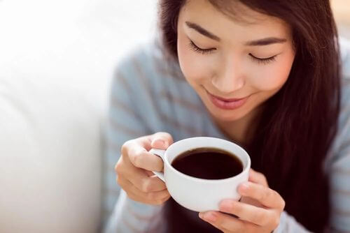 Ragazza che beve caffè.