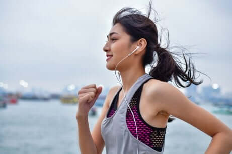 Ragazza corre all'aperto.