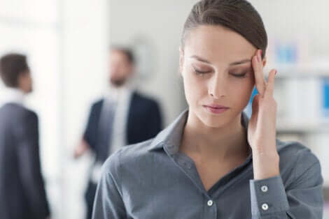 Ragazza lavoro stressata.