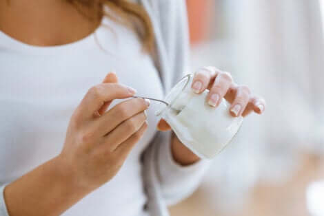 Ragazza cena a base di frutta e yogurt.