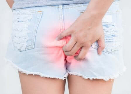 Ragazza mano sedere bruciore.