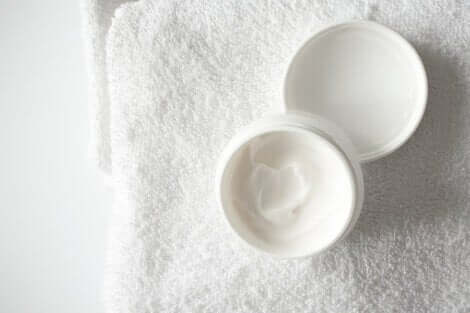 Vasetto di creme antimacchia.