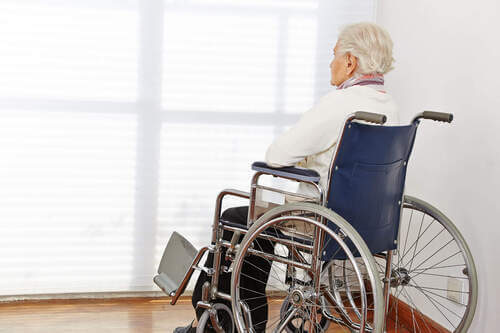 Anziana su una sedia a rotelle.