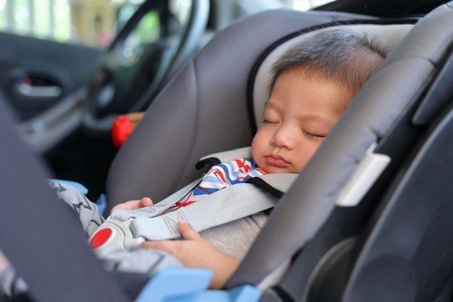 Bambino dorme in auto.