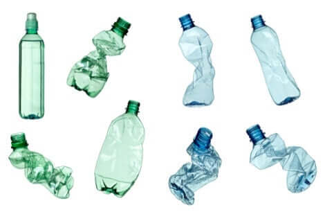 Bottiglie e inquinamento da plastica.