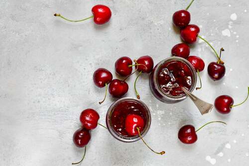 Marmellata di ciliegie fatta in casa.
