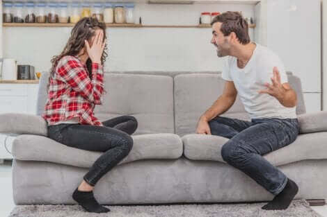 I linguaggi dell'amore: coppia che litiga con violenza.