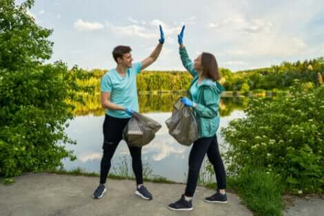 Coppia che fa plogging.